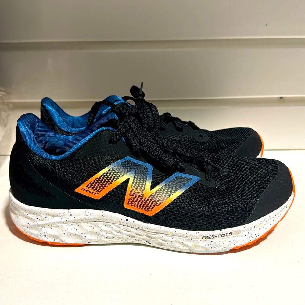 New Balance big kids extra wide shoes size 5, gently used, good condition!